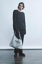 ディスコード ヨウジヤマモト“イタリアレザー”のラウンド型バッグ、柔らかなライトグレーで｜写真10