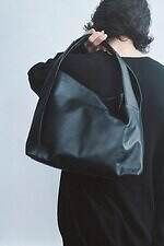 ディスコード ヨウジヤマモト“イタリアレザー”のラウンド型バッグ、柔らかなライトグレーで｜写真9