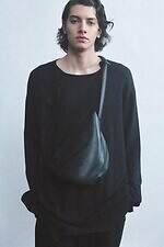 ディスコード ヨウジヤマモト“イタリアレザー”のラウンド型バッグ、柔らかなライトグレーで｜写真4