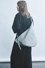 ディスコード ヨウジヤマモト“イタリアレザー”のラウンド型バッグ、柔らかなライトグレーで｜写真6