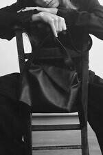 ディスコード ヨウジヤマモト“イタリアレザー”のラウンド型バッグ、柔らかなライトグレーで｜写真13