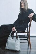 ディスコード ヨウジヤマモト“イタリアレザー”のラウンド型バッグ、柔らかなライトグレーで｜写真8