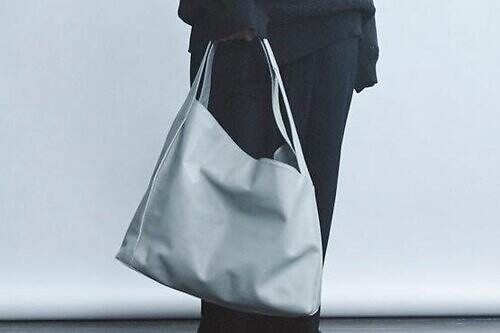 ディスコード ヨウジヤマモト“イタリアレザー”のラウンド型バッグ、柔らかなライトグレーで