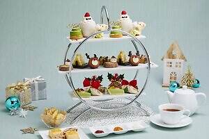 ロイヤルパークホテル「クリスマスアフタヌーンティー」サンタのカスタードプリンやトナカイマカロンなど