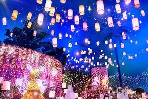 大阪・ひらかたパーク“バラ”が彩る25年イルミネーション、上空にランタン浮かぶ広場＆巨大ツリー