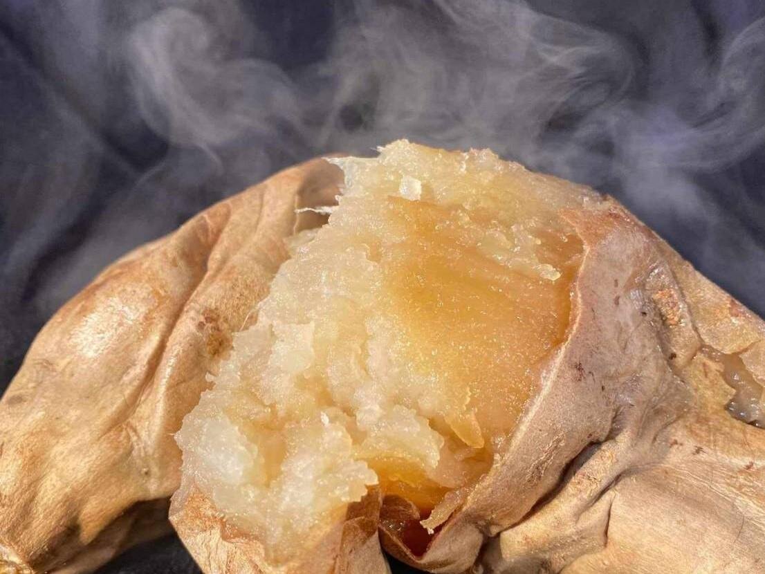 よっしーのお芋屋さん。 焼き芋各種 1 個 700円~(大きさによる) ほか
提供品種：鹿児島県産 ホワイトスイーほか