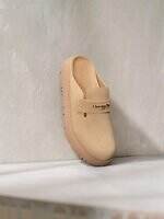 ディオール“ゴールドロゴ”煌めくスエードローファー＆丸みアッパーの厚底ミュール｜写真5