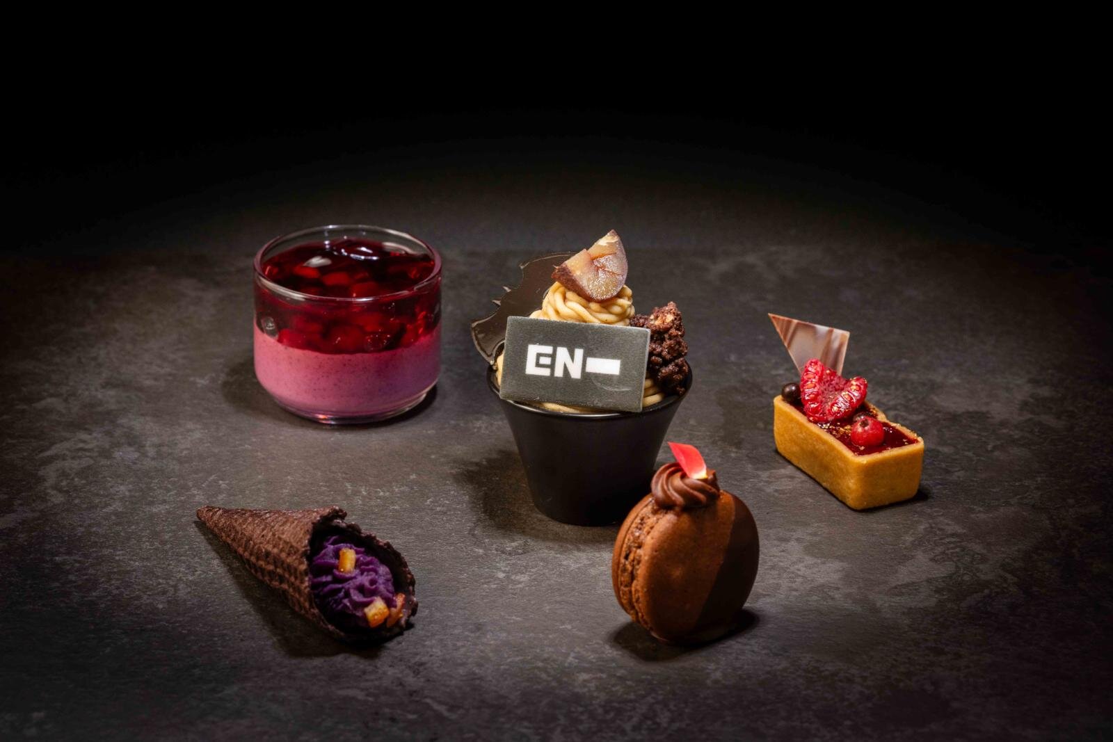 ENHYPENアフタヌーンティーがウェスティンホテル東京で、“ヴァンパイア”着想漆黒＆深紅のスイーツ｜写真9