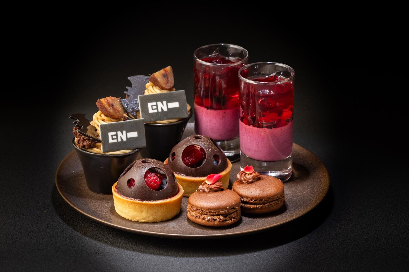 ENHYPENアフタヌーンティーがウェスティンホテル東京で、“ヴァンパイア”着想漆黒＆深紅のスイーツ｜写真4