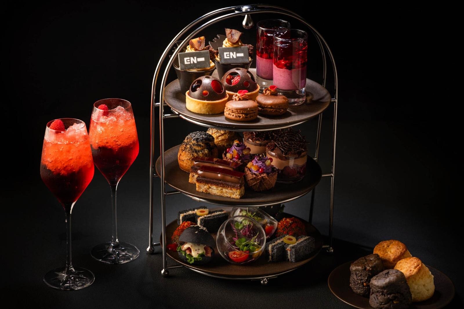 ENHYPENアフタヌーンティーがウェスティンホテル東京で、“ヴァンパイア”着想漆黒＆深紅のスイーツ