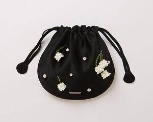 カナコ タムラ×フェルメリスト ビームス、スズラン柄刺繍レースのデニムドレスやサテン巾着バッグ｜写真3