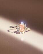 ノジェス25年冬ジュエリー、桃色天然石のリング&"アイリスの花"着想ネックレス｜写真2