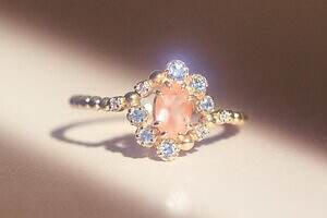 ノジェス25年冬ジュエリー、桃色天然石のリング&"アイリスの花"着想ネックレス