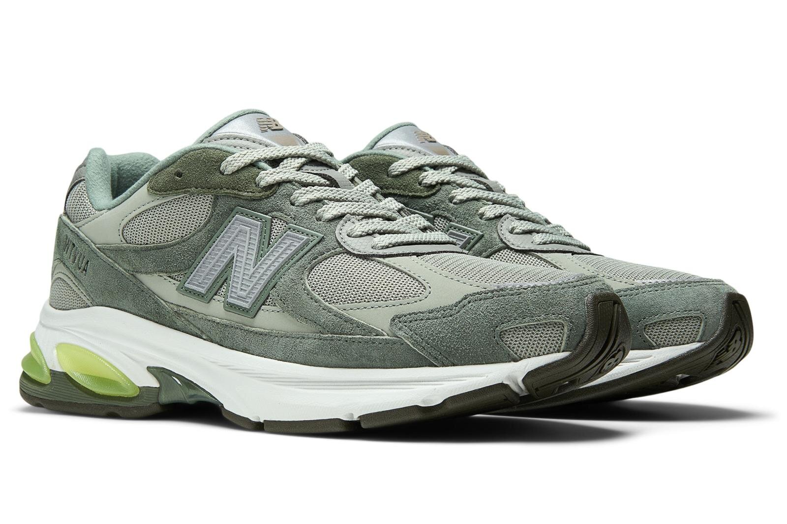 ニューバランス×ダブルタップスのスニーカー、“グレートーン”にネオンイエローの差し色