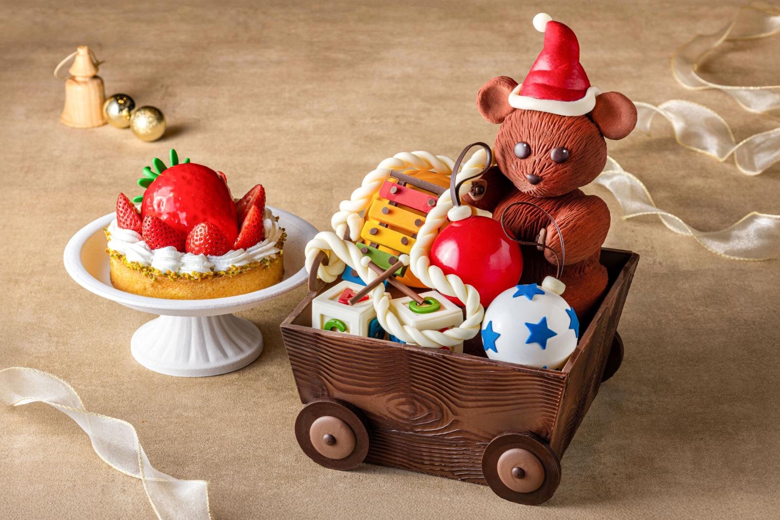 サンシャインシティプリンスホテルの25年クリスマスケーキ、‟苺タルトが隠れた”おもちゃ箱ケーキなど