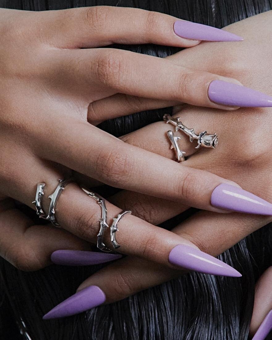 プールデ2026年春夏ジュエリーコレクション「ローズリング」 THORN WRAP RING 39,600円/DOWNWARD ROSE RING 22,000円 ※いずれもサイズ展開は9/11/13/15/17号