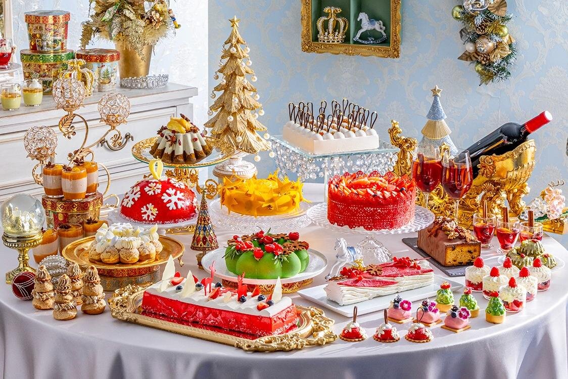 ヒルトン東京“王様＆女王陛下”のクリスマススイーツビュッフェ、“天使の羽”風アッサムティー香るケーキ