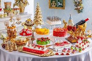 ヒルトン東京“王様＆女王陛下”のクリスマススイーツビュッフェ、“天使の羽”風アッサムティー香るケーキ