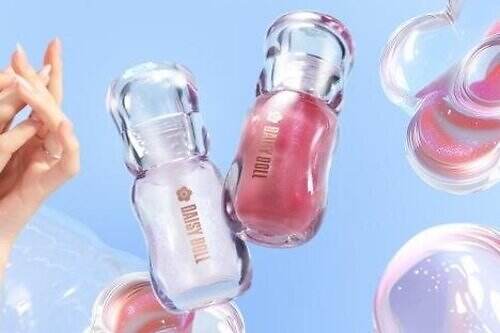 デイジードール バイ マリークワント25年秋コスメ、“むちっと蜜リップ”叶えるラメ入りグロス