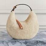 セリーヌ“ふわふわファー”のホーボーバッグ＆バックパック、ゴールドのトリオンフ付き｜写真4