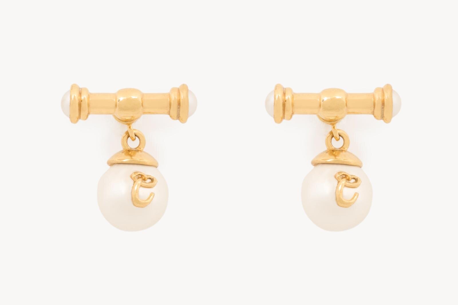 クロエのパールジュエリー、パールが揺れる"Tバー”イヤリングやチェーンネックレス