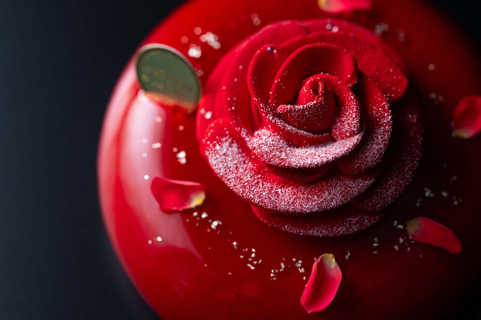 ピスタチオスイーツ｜ジョエル・ロブションの2025年クリスマスケーキ、マリー・アントワネットの‟真紅のバラ”ムースなど