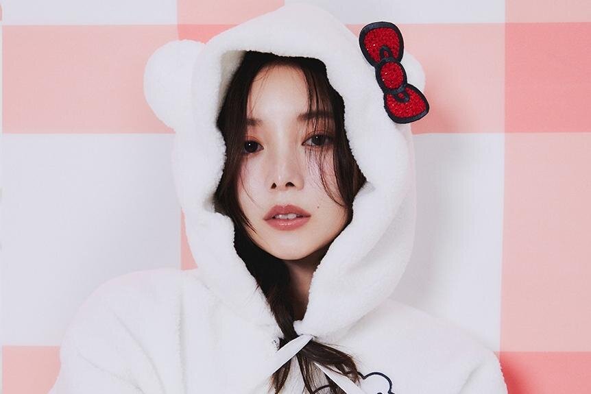 スナイデル「ハローキティ」コラボアイテム、“耳付き”ボアパーカー＆ベロアリボンのレースアップスウェット