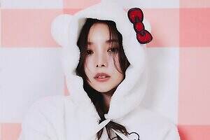 スナイデル「ハローキティ」コラボアイテム、“耳付き”ボアパーカー＆ベロアリボンのレースアップスウェット