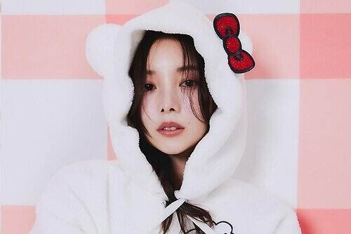 スナイデル「ハローキティ」コラボアイテム、“耳付き”ボアパーカー＆ベロアリボンのレースアップスウェット