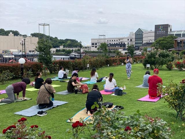 神奈川・横須賀市ヴェルニー公園「秋のローズフェスタ」約1,300株の“秋バラ”が海を望む庭園に｜写真10