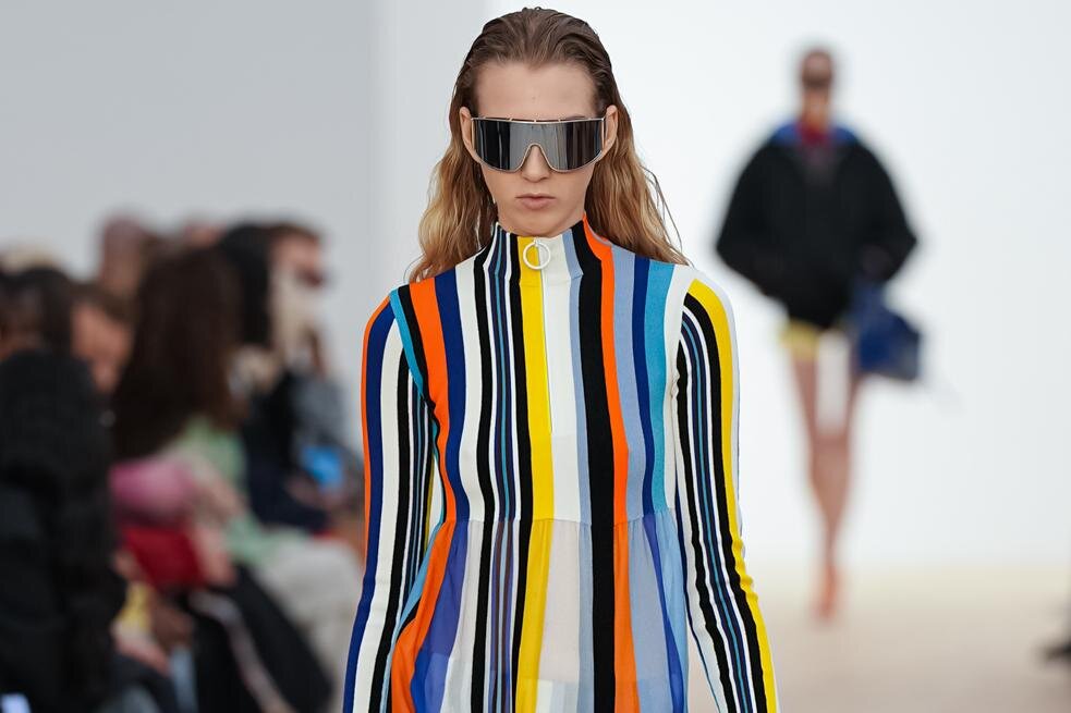 ロエベ 26年春夏ウィメンズコレクション - 実験的なフォルム、大胆な色彩