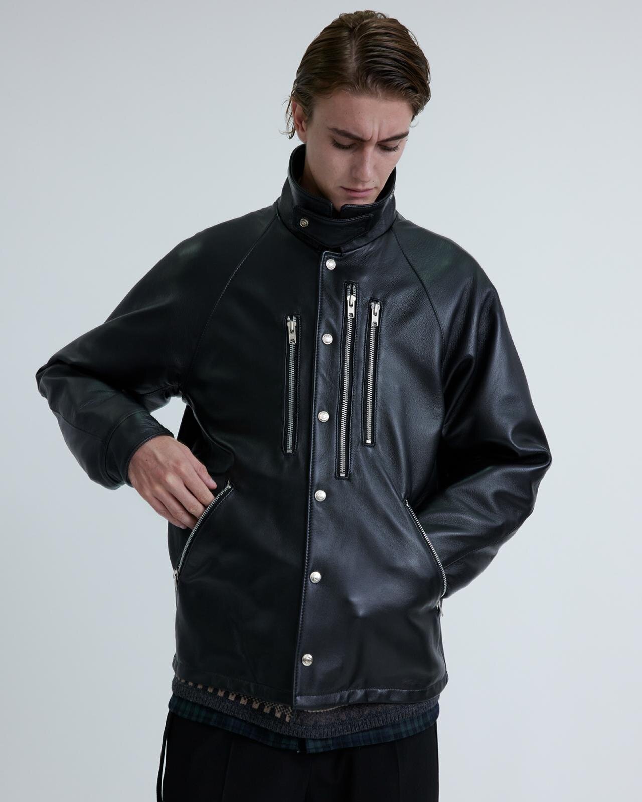 ホワイトマウンテニアリング×ショット“左右非対称”ファスナーのレザージャケット｜写真2