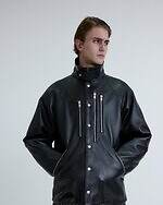 ホワイトマウンテニアリング×ショット“左右非対称”ファスナーのレザージャケット｜写真3