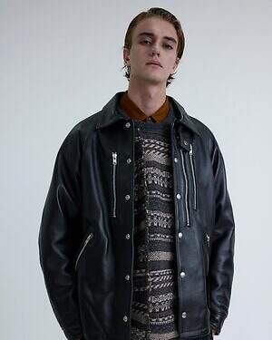 ホワイトマウンテニアリング×ショット“左右非対称”ファスナーのレザージャケット｜写真1