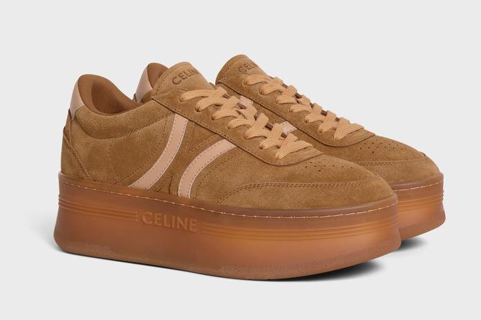 セリーヌ“トリオンフ風”装飾の厚底スニーカー、ブラウンスエード＆ブラックレザーで