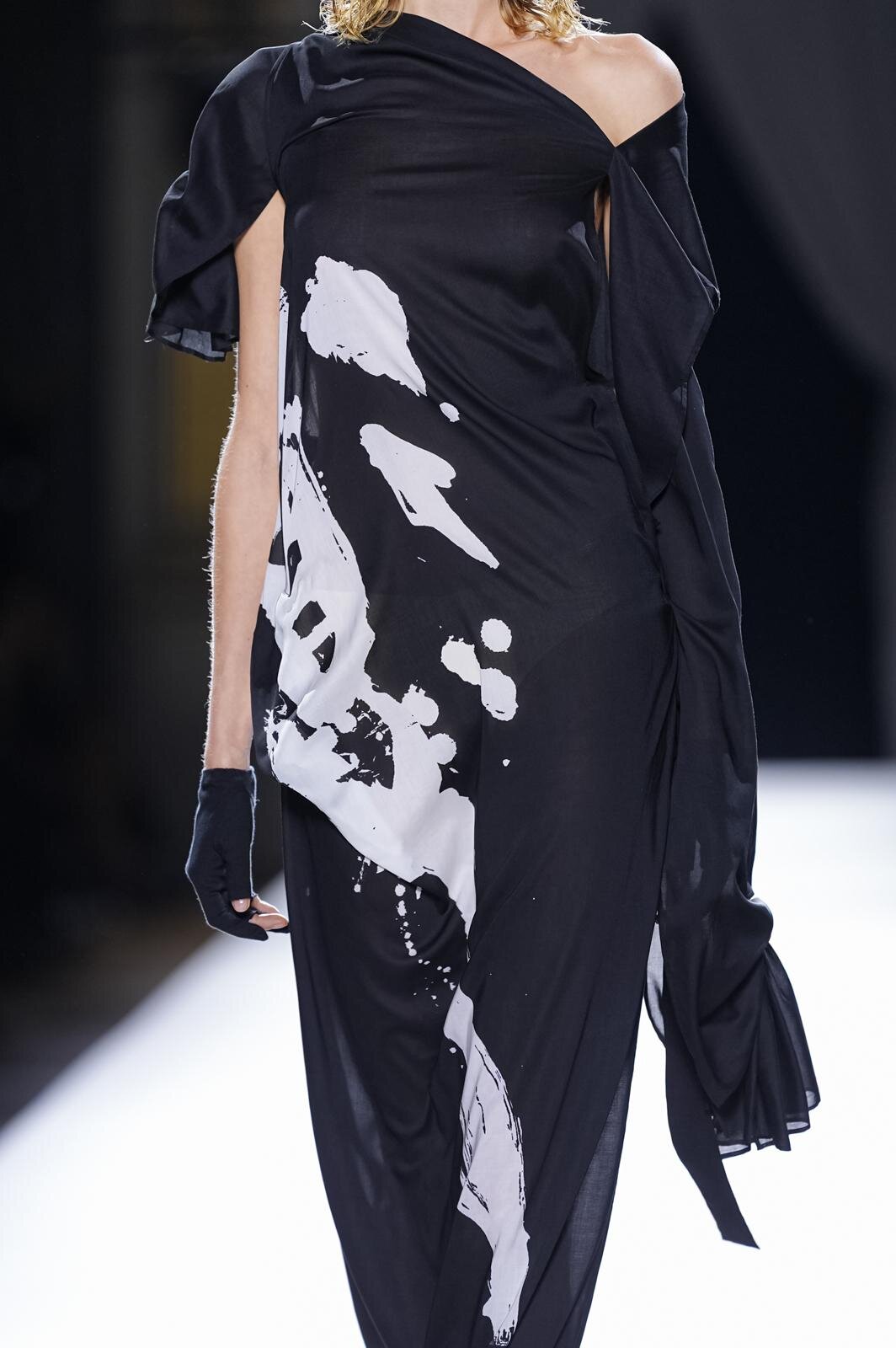 ヨウジヤマモト(Yohji Yamamoto) 2026年春夏ウィメンズコレクション  - 写真2