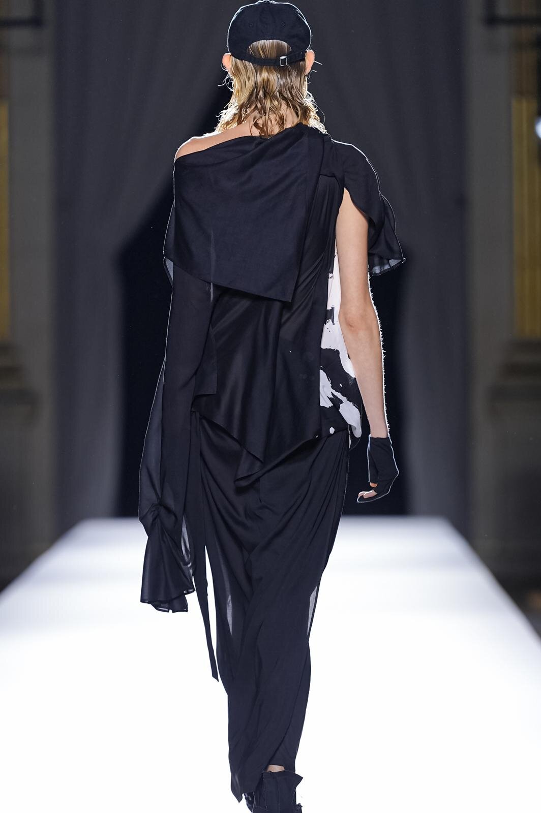 ヨウジヤマモト(Yohji Yamamoto) 2026年春夏ウィメンズコレクション  - 写真3