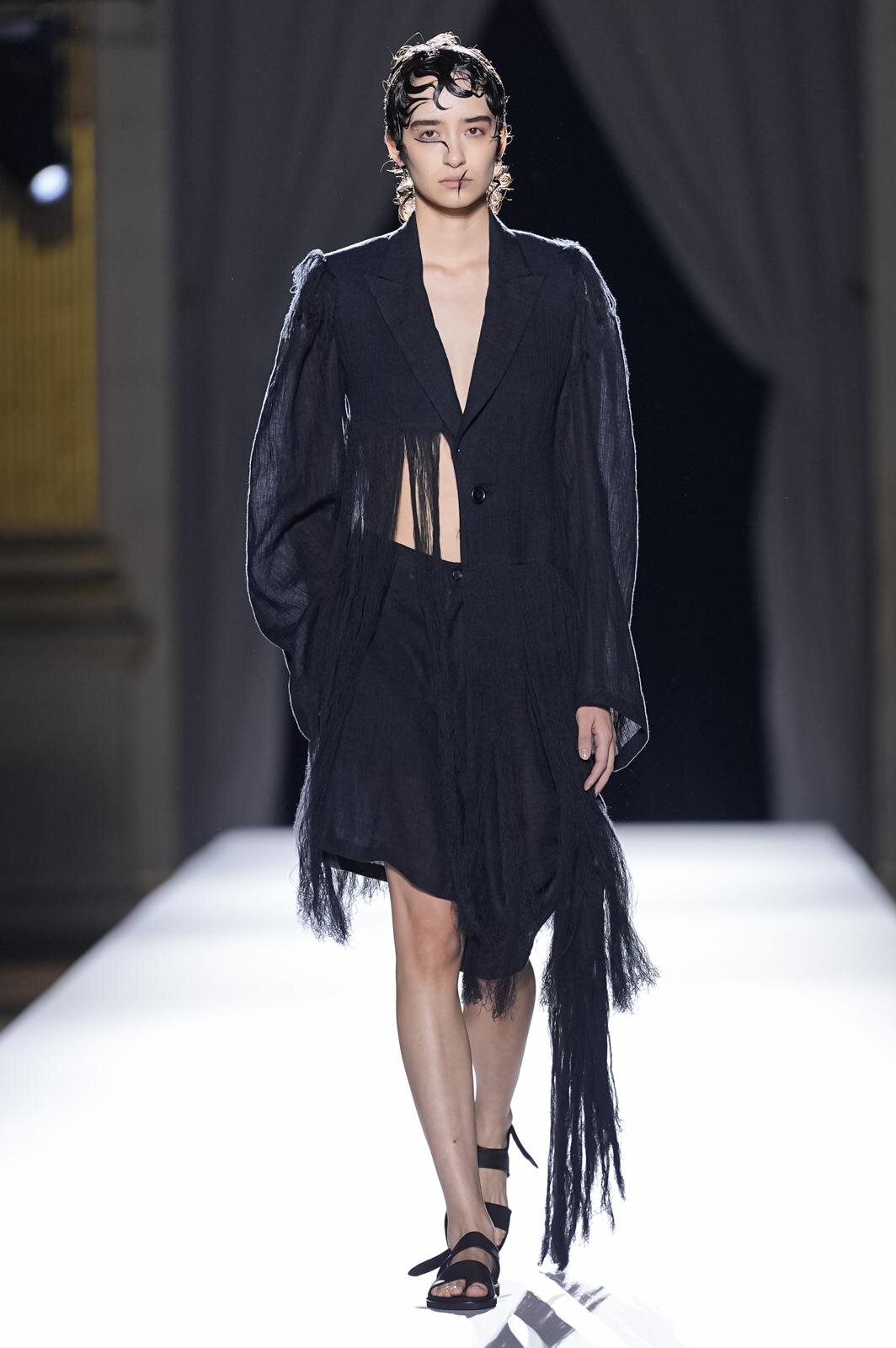 ヨウジヤマモト(Yohji Yamamoto) 2026年春夏ウィメンズコレクション  - 写真9