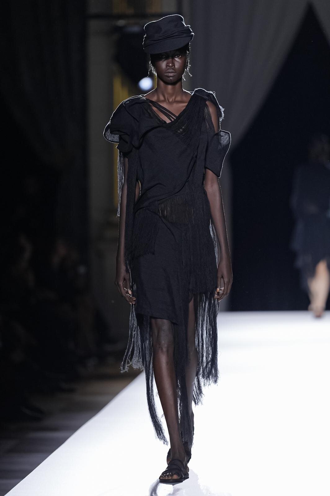 ヨウジヤマモト(Yohji Yamamoto) 2026年春夏ウィメンズコレクション  - 写真18