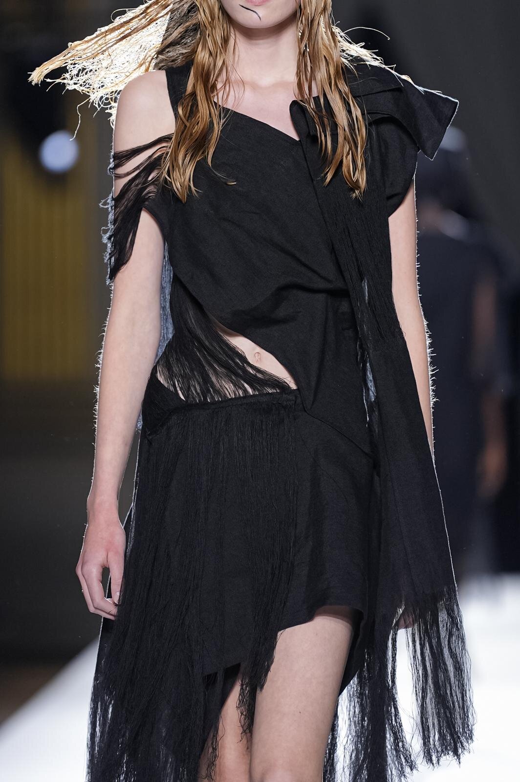 ヨウジヤマモト(Yohji Yamamoto) 2026年春夏ウィメンズコレクション  - 写真23