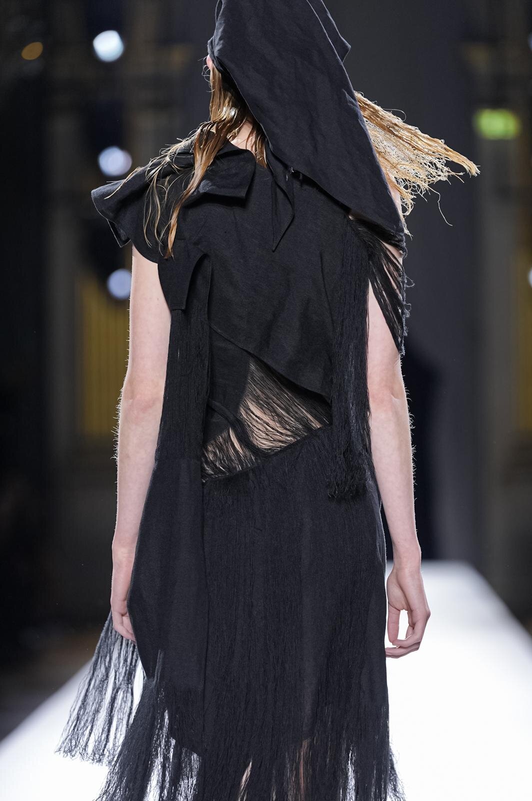 ヨウジヤマモト(Yohji Yamamoto) 2026年春夏ウィメンズコレクション  - 写真24