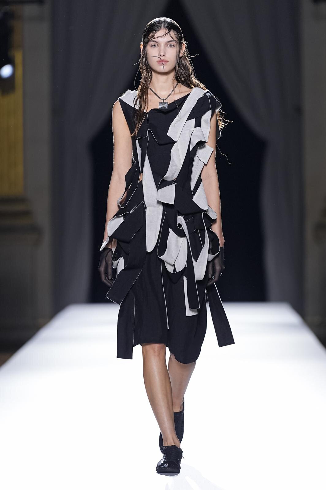 ヨウジヤマモト(Yohji Yamamoto) 2026年春夏ウィメンズコレクション  - 写真27