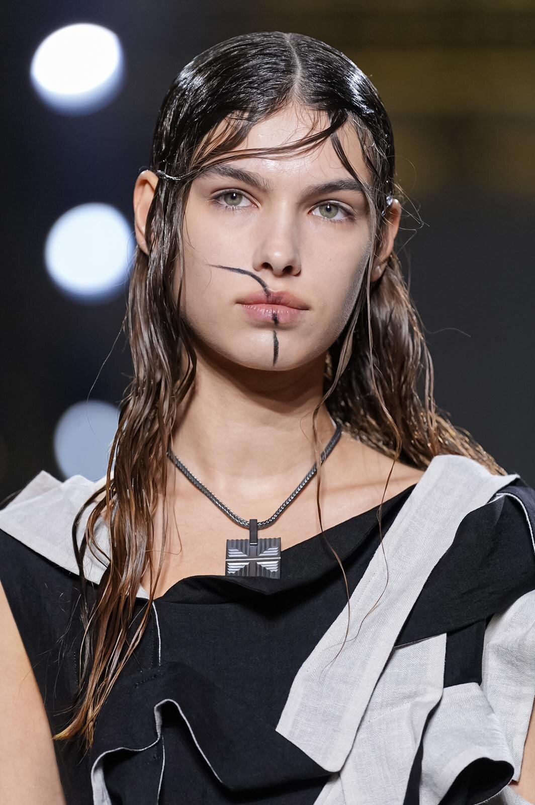 ヨウジヤマモト(Yohji Yamamoto) 2026年春夏ウィメンズコレクション  - 写真28