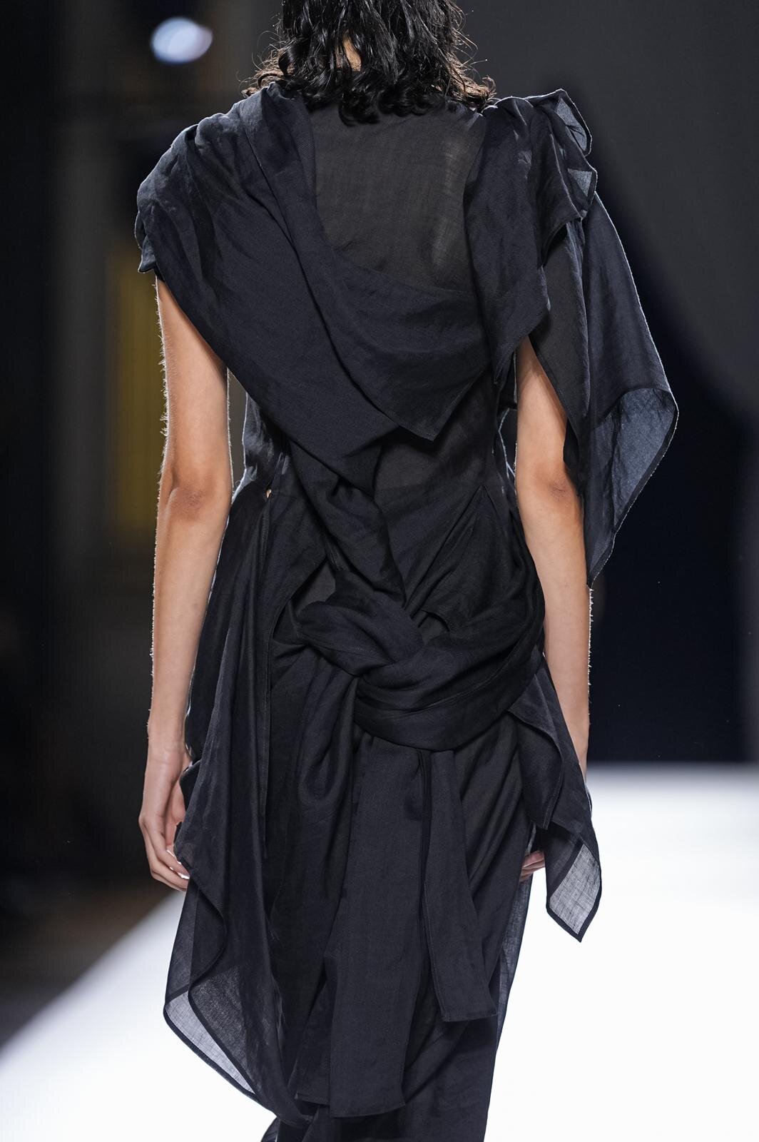 ヨウジヤマモト(Yohji Yamamoto) 2026年春夏ウィメンズコレクション  - 写真38