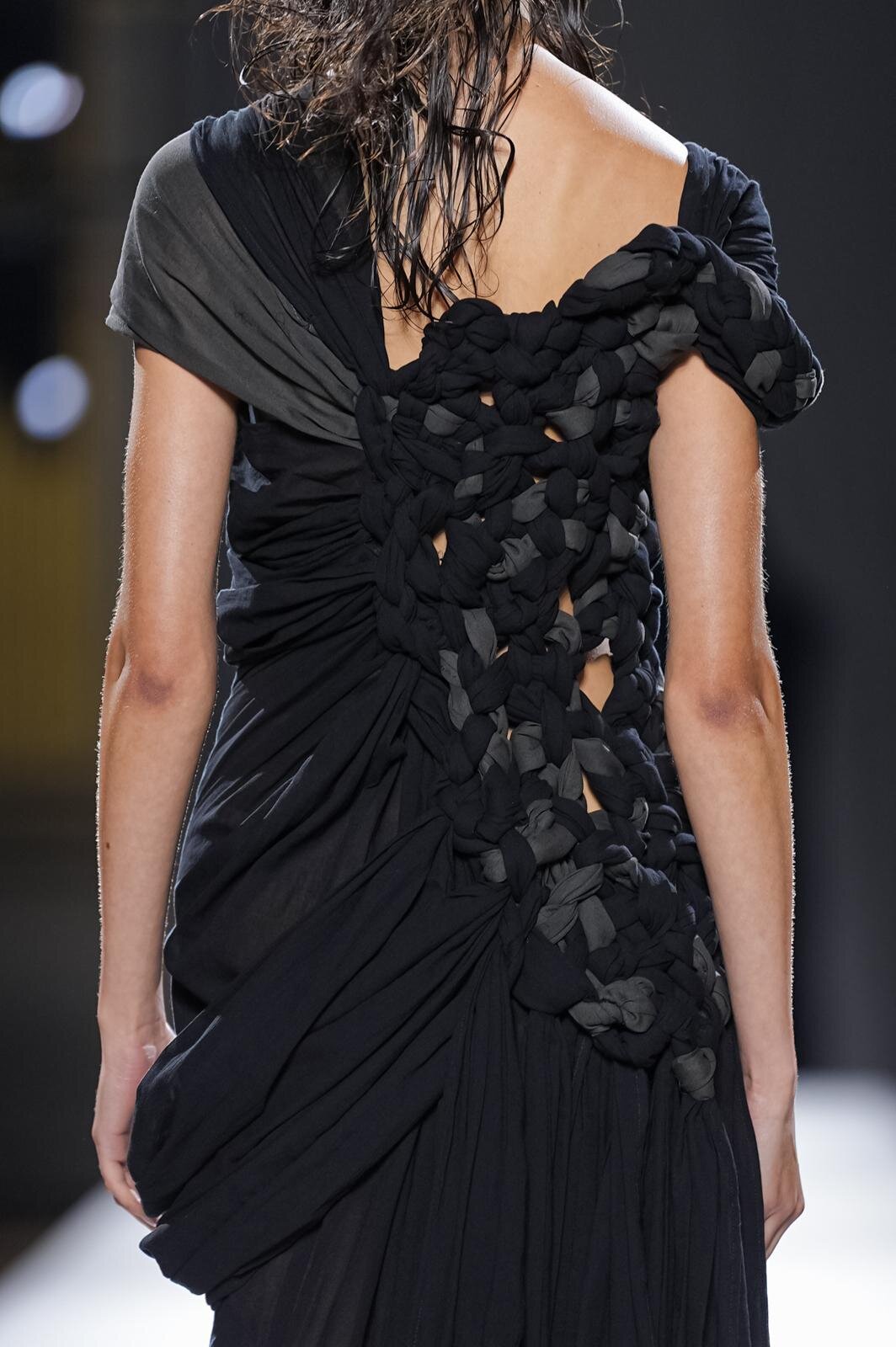 ヨウジヤマモト(Yohji Yamamoto) 2026年春夏ウィメンズコレクション  - 写真43