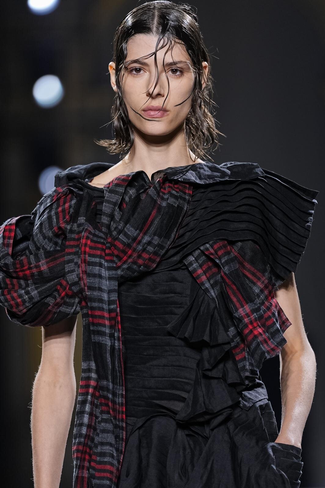 ヨウジヤマモト(Yohji Yamamoto) 2026年春夏ウィメンズコレクション  - 写真53