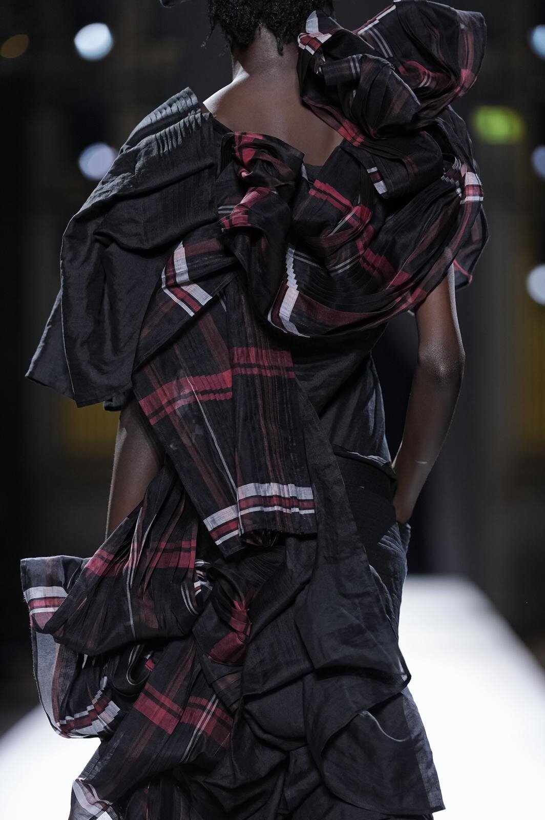 ヨウジヤマモト(Yohji Yamamoto) 2026年春夏ウィメンズコレクション  - 写真58