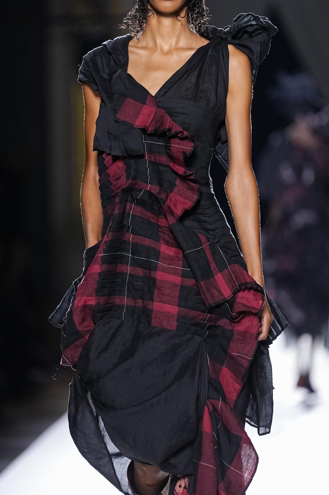 ヨウジヤマモト(Yohji Yamamoto) 2026年春夏ウィメンズコレクション  - 写真60