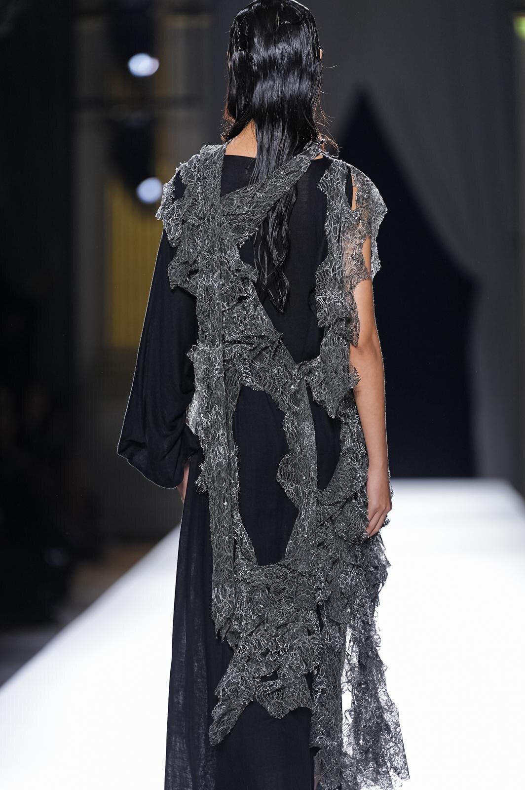 ヨウジヤマモト(Yohji Yamamoto) 2026年春夏ウィメンズコレクション  - 写真80