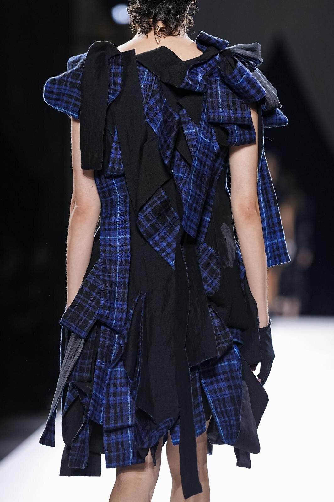 ヨウジヤマモト(Yohji Yamamoto) 2026年春夏ウィメンズコレクション  - 写真96